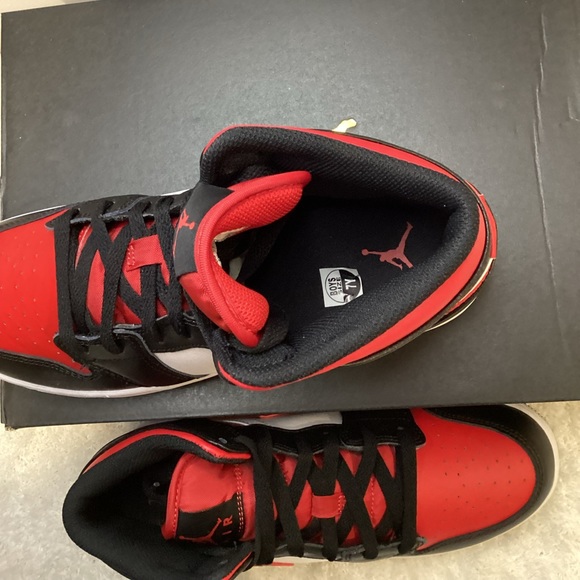 Air Jordan 1 Mid - Picture 7 of 12